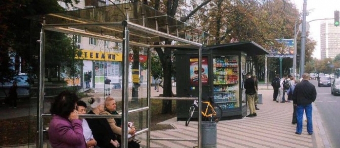 Одна з автобусних зупинок у Києві / Фото: Gettyimages